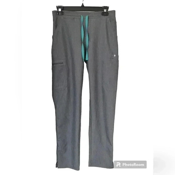 Figs Scrub Set Yola™ Skinny Scrub Pants 2.0 grey And Catrina Three Pocket Top - Picture 10 of 15